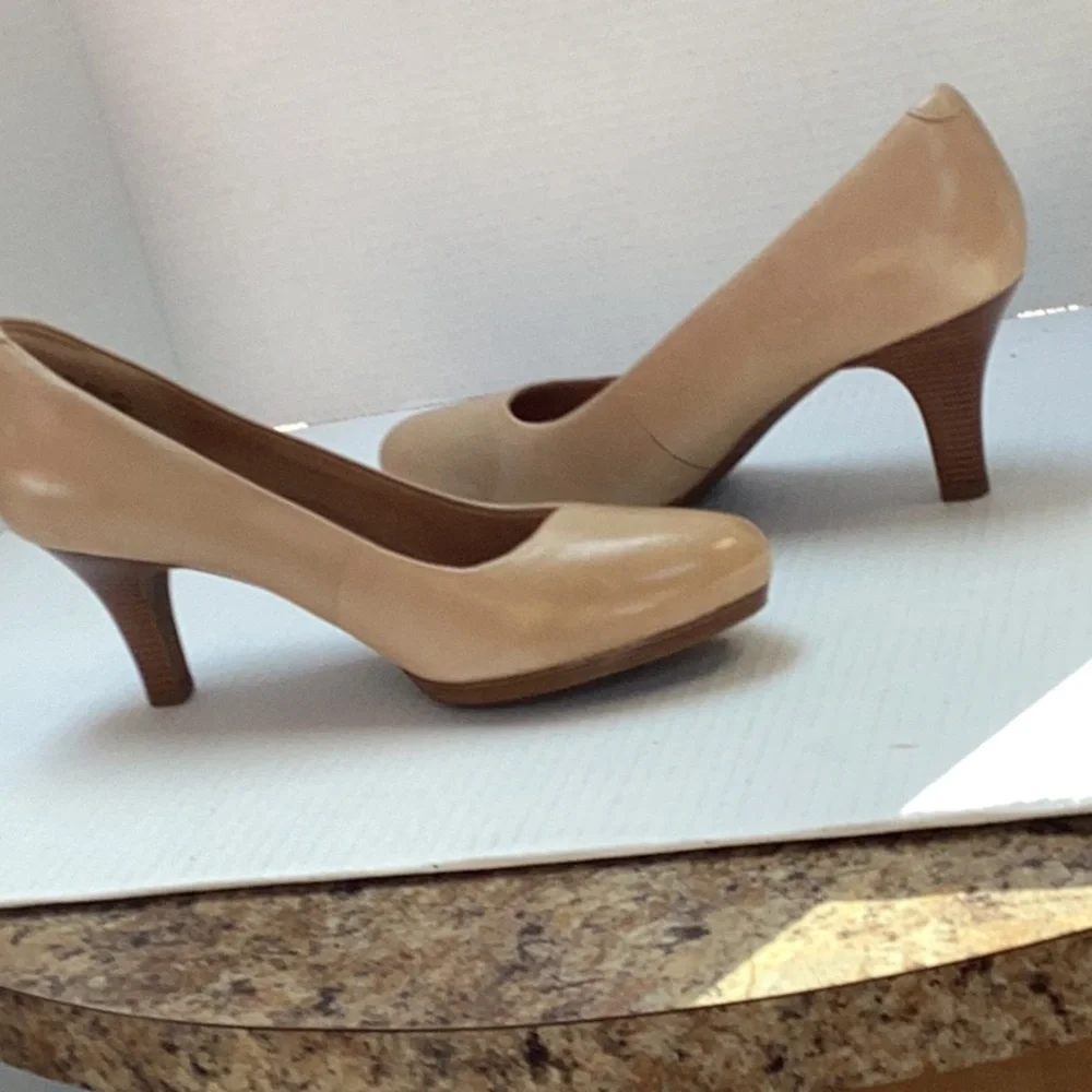Clarks NWOT Tempt Appeal Women’s size 10 Platform Heels in Nude Leather